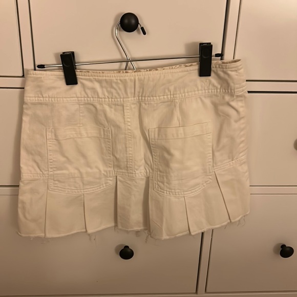 EUC American Eagle pleated cream mini skirt Sz 2 - Picture 1 of 3